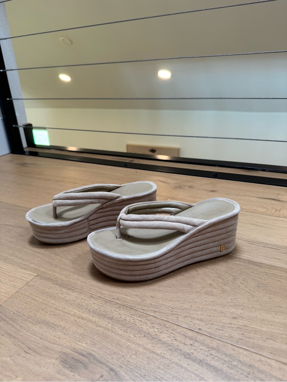 Veronica Beard 7.5 Platform Wedge Flip-Flop Sandals - Beige